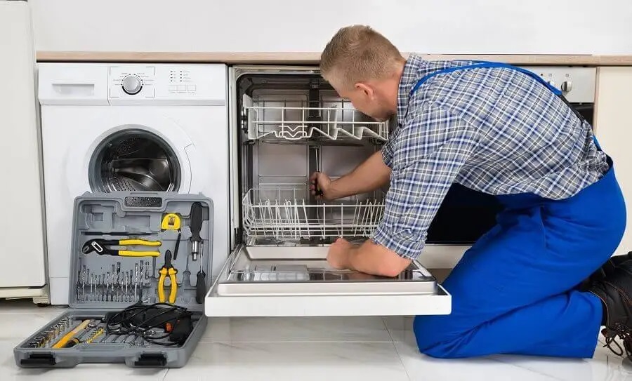 Torbalı Maytag servisi teknisyen ekibi beyaz eşya tamiri yaparken